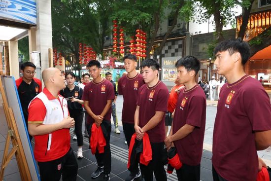 不同身份不同年龄一样;盼团圆不同于常规的;八仙贺喜到门前，彭导新作《恭喜八婆》充满恶趣味，;八仙变;八婆，搞怪上阵贺新春